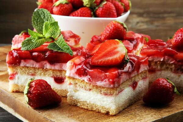 Recept za kremastu i sočnu lazanju s jagodama! Slatkiš koji se ne peče & topi se u ustima
