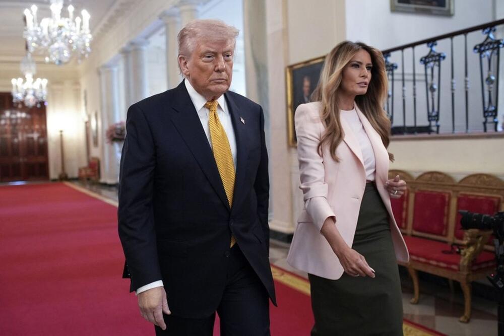 <p>Prva dama Amerike Melanija Tramp ponovo nas je obradovala ženstvenim stajlingom i pružila nam inspiraciju kako da zablistamo ovog proleća.</p>