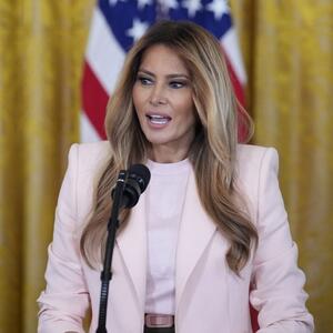 Omiljena suknja Melanije Tramp je sve što vam treba ovog proleća: Ističe figuru, skida 10 cm u struku i ide uz sve