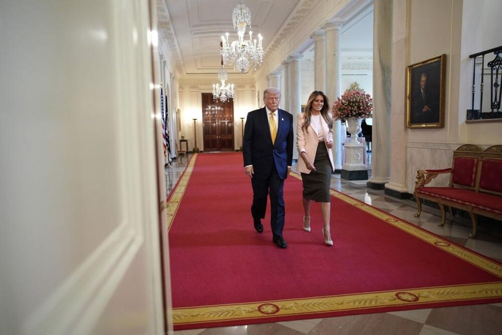 <p>Prva dama Amerike Melanija Tramp ponovo nas je obradovala ženstvenim stajlingom i pružila nam inspiraciju kako da zablistamo ovog proleća.</p>