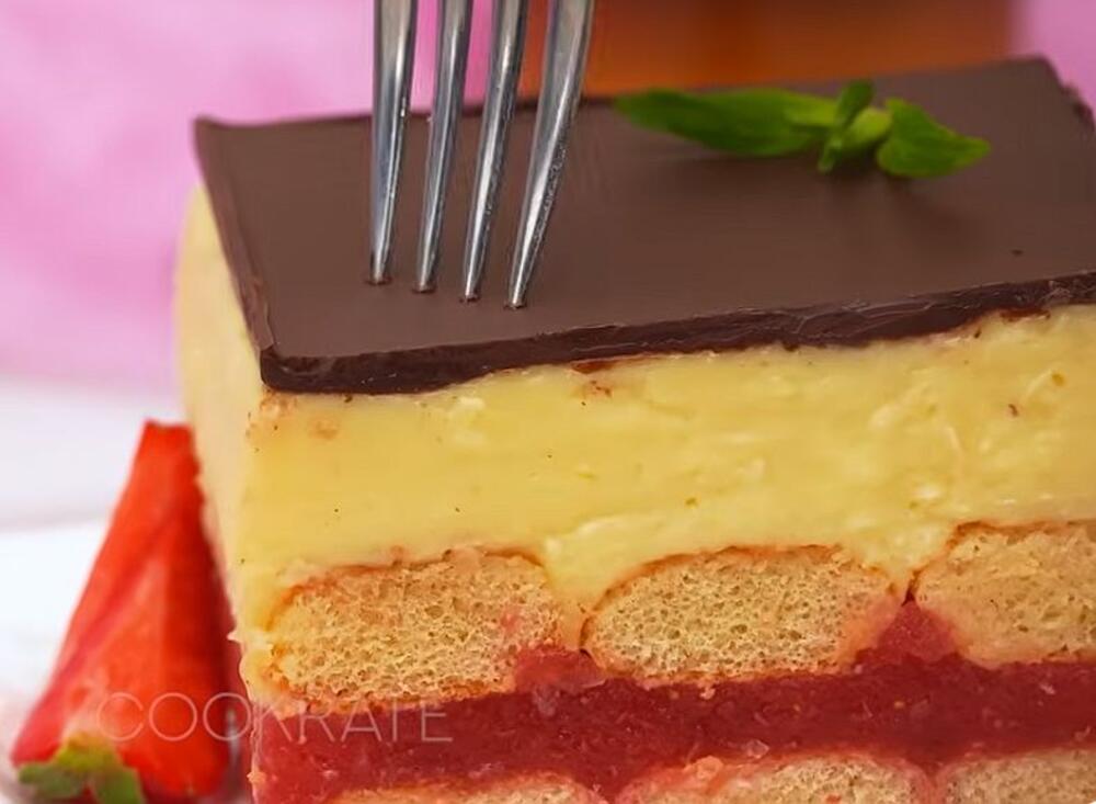 Kremasta torta s jagodama, piškotama i pudingom od vanile