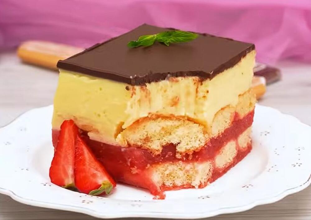 Kremasta torta s jagodama, piškotama i pudingom od vanile