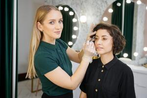 Šta su nano-sprej obrve: Novi trend prirodne lepote ili tretman zbog kog biste mogli da se pokajete?