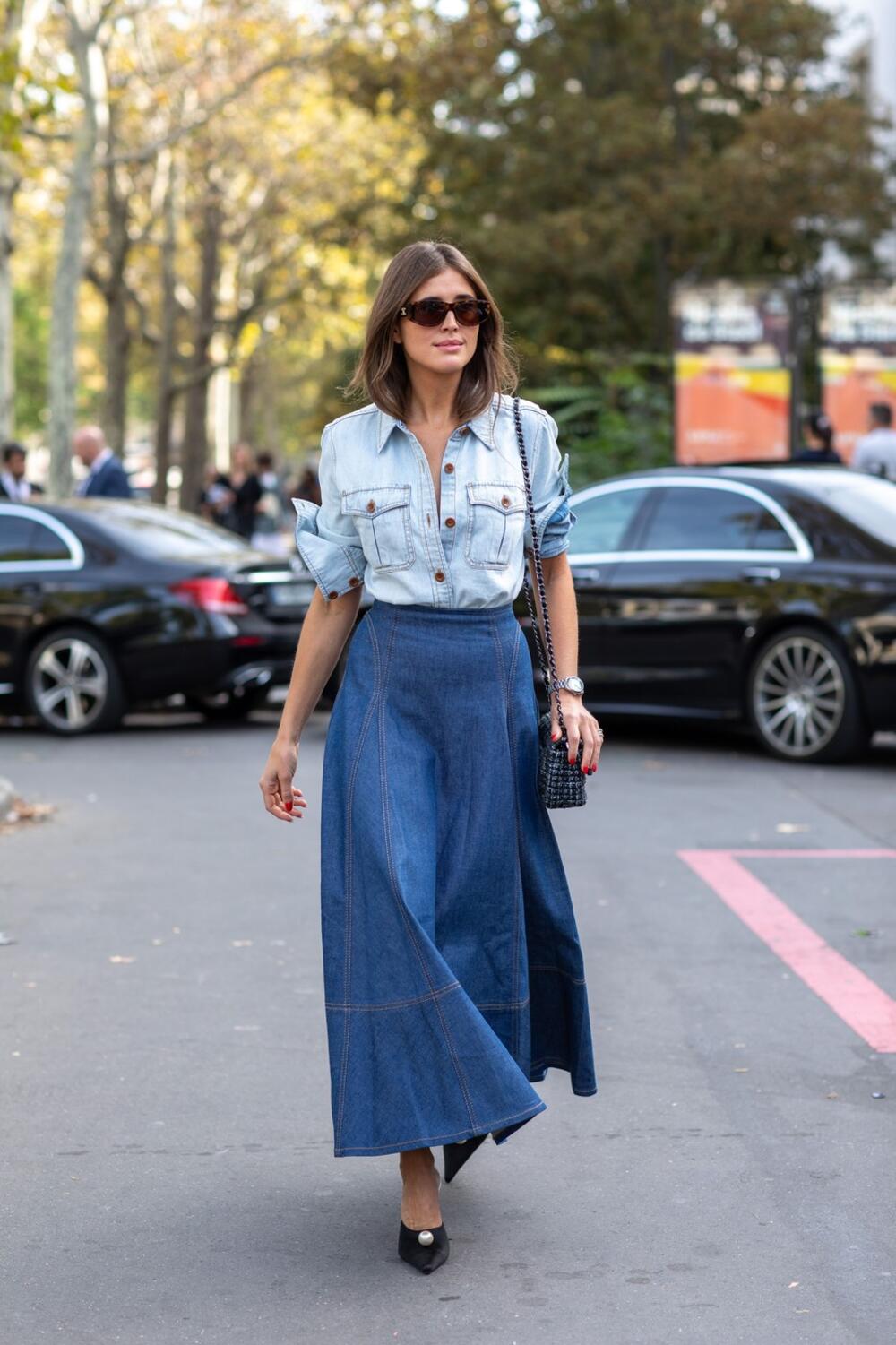 Denim od denim kombinacija teksas košulje i suknje na Nedelji mode u Parizu