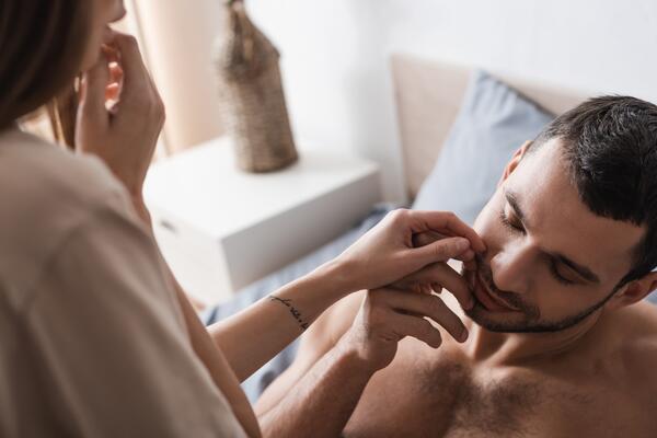 8 delova muškog tela za koje niste znali da su erogene zone: Dodir ih pretvara u taster za uzbuđenje i nezaboravnu noć
