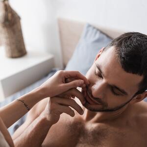 8 delova muškog tela za koje niste znali da su erogene zone: Dodir ih pretvara u taster za uzbuđenje i nezaboravnu noć