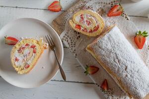 Brz recept za rolat sa jagodama! Sočan dezert od samo 5 sastojaka sprema se očas posla dok pijete kafu