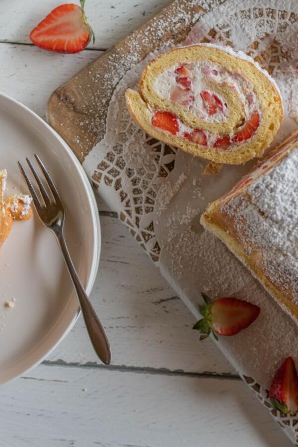 Brz recept za rolat sa jagodama! Sočan dezert od samo 5 sastojaka sprema se očas posla dok pijete kafu