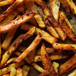 Zdrav i hrskav pomfrit iz rerne gotov za pola sata: Recept za ukusan prilog koji ide uz sve, a nestaje očas posla