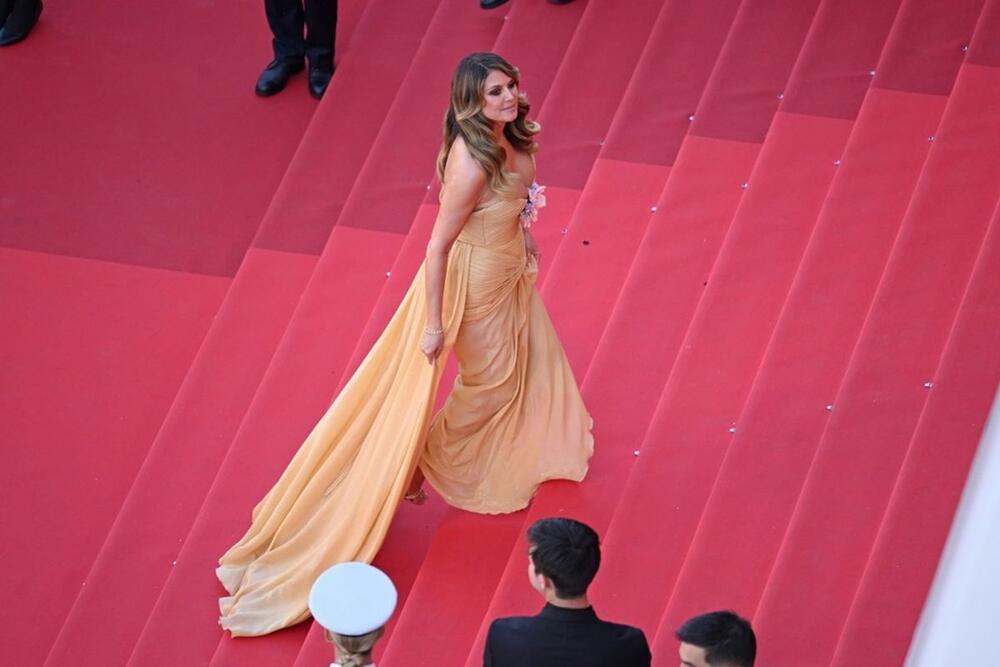 <p>Manekenka Hajdi Klum jednostavno zna kako da izazove pažnju kad god i gde god se pojavi. A posle maestralnog performansa na <a href="https://glossy.espreso.co.rs/moda-i-lepota/stil-poznatih/245979/hajdi-klum-kao-ziva-skulptura-met-gala-2026-foto" target="_blank">Met gali kad se pojavila kao živa skulptura</a>, sada je opet privukla sve poglede.</p>