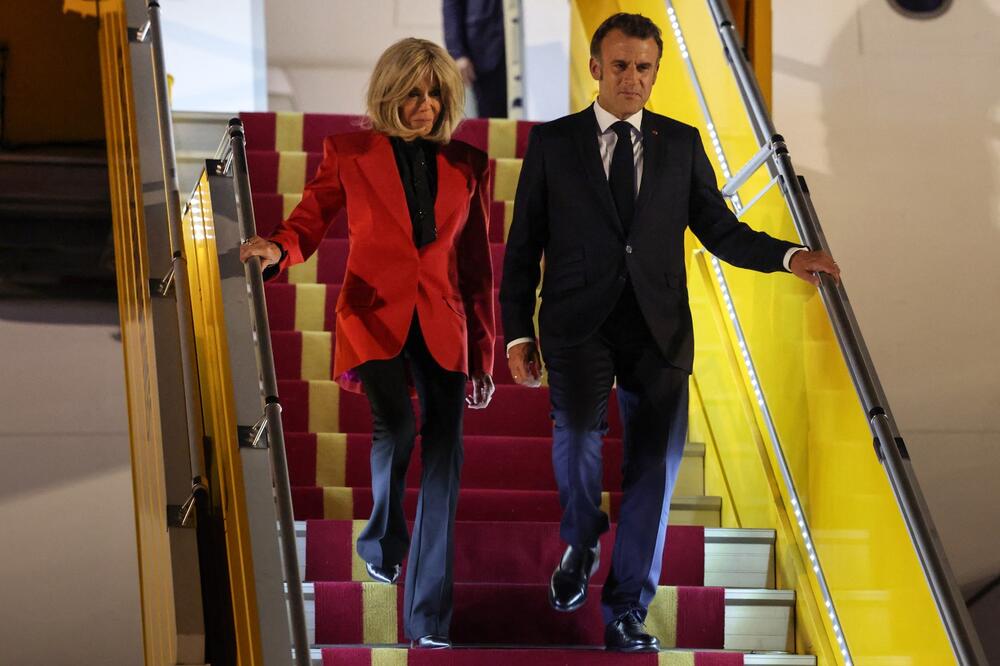 Emanuel i Brižit Makron posle šamara po sletanju u Indoneziju
