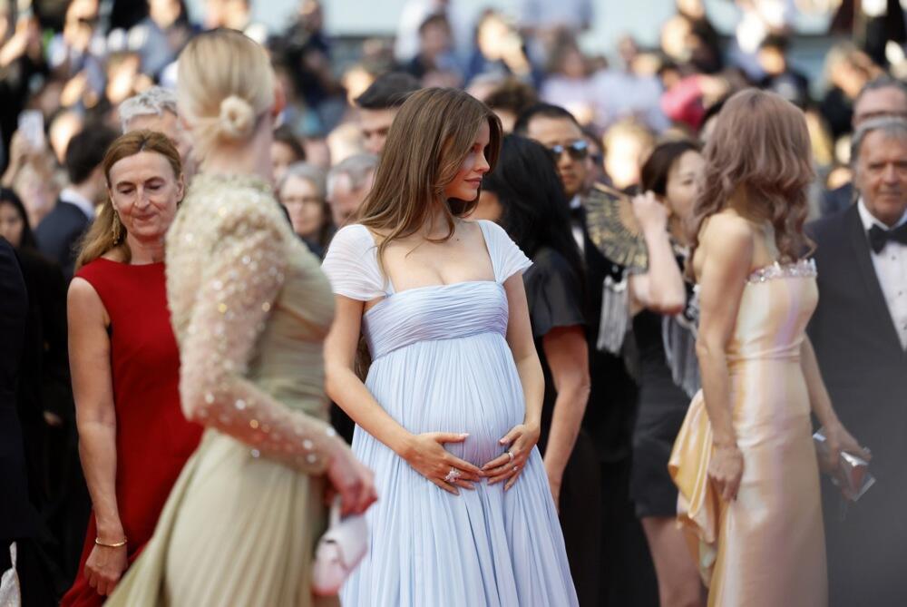 Barbara Palvin na 79. Kanskom festivalu u plavoj Miu Miu haljini pokazala stomak