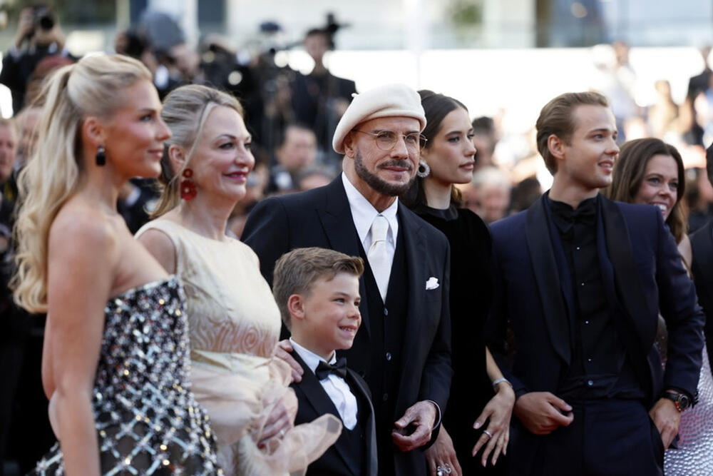 <p>Glumac Džon Travolta imam 72 godine, ali nikome nije tako izgledalo kad se pojavio na crvenom tepihu Kanskog festivala. Mnogi su začuđeni, a neki oduševljeni njegovim novim izgledom.</p>