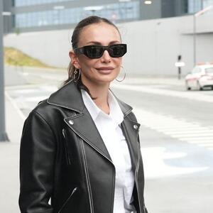 Izdužuje noge, vaja liniju i daje dozu urbanog šika: Emina Jahović u kombinaciji koja savršeno stoji i buckama