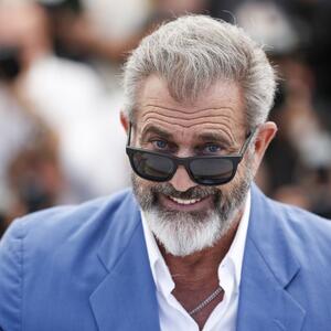 4 meseca od razvoda, a već je ludo zaljubljen: Mel Gibson uhvaćen u strasnom poljupcu sa 26 godina mlađom glumicom