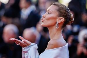 Bela Hadid za samo 24 sata podsetila zašto je kraljica Kana: Ovaj modni performans supermodela je šetnja kroz modne ere