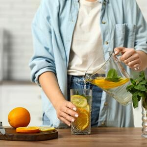 Bez veštačkih boja, konzervanasa i kuvanja: Recept za najlepši domaći sok koji se sprema dok vi spavate