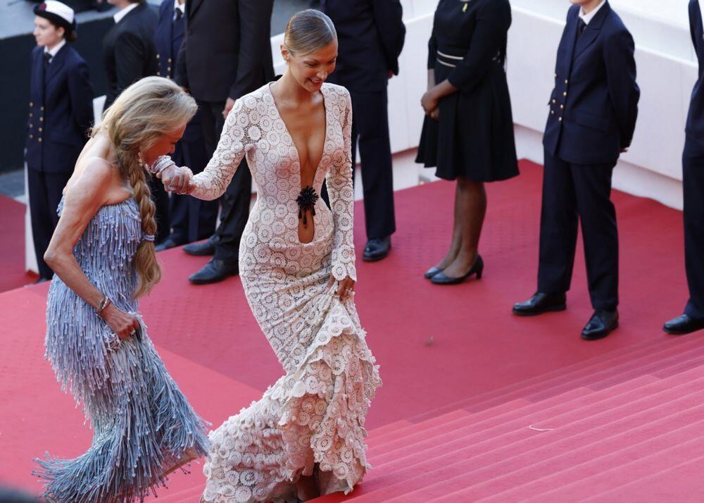 <p>Bela je, čini se, pronašla način da zaobiđe pravila i izdominira kreacijom koja je jedna od najboljih koje smo ove godine videli na prestižnom filmskom festivalu&nbsp;</p>
