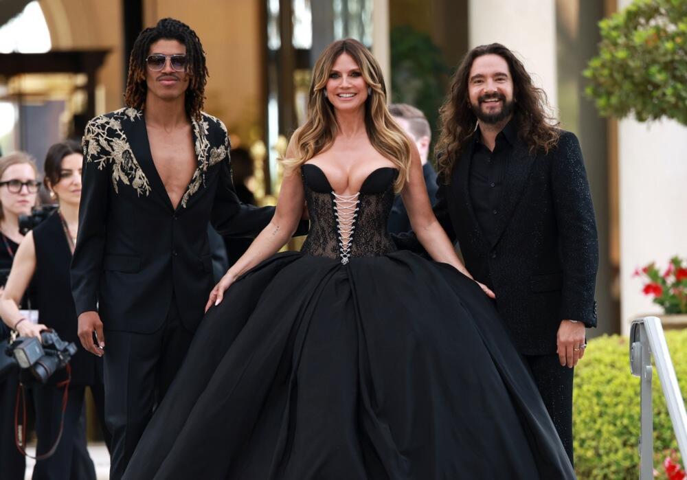 Hajdi Klum sa sinom Henrijem i mužem Tomom na crvenom tepihu amFar gala večeri u Kanu