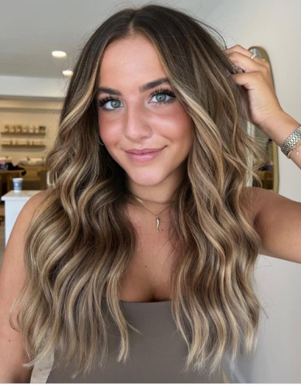 Bronde – spoj reči 'brown' (smeđa) i 'blonde' (plava) – savršena je ravnoteža između tople smeđe i prirodne plave boje.