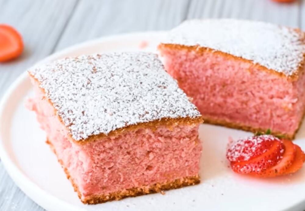 Roze kolač sa jagodama