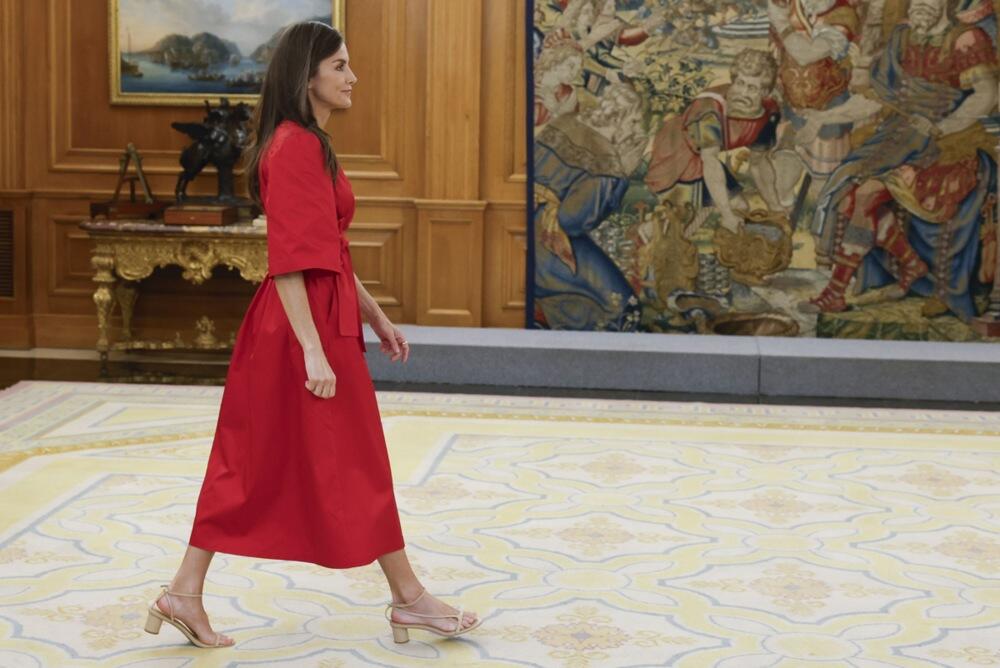 Kraljica Leticija od Španije u crvenoj & Other Stories kimono-haljini na preklop