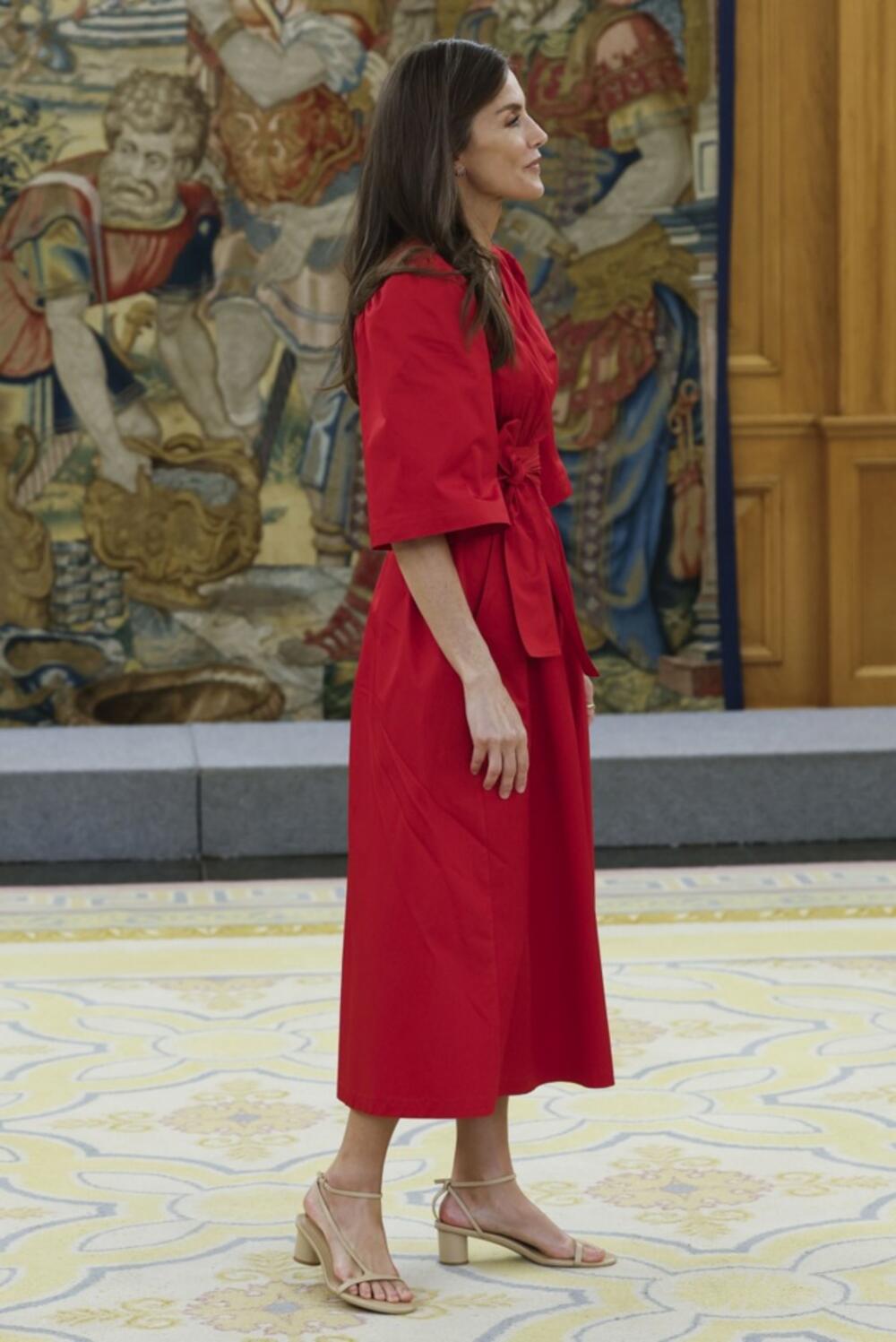 Kraljica Leticija od Španije u crvenoj & Other Stories kimono-haljini na preklop