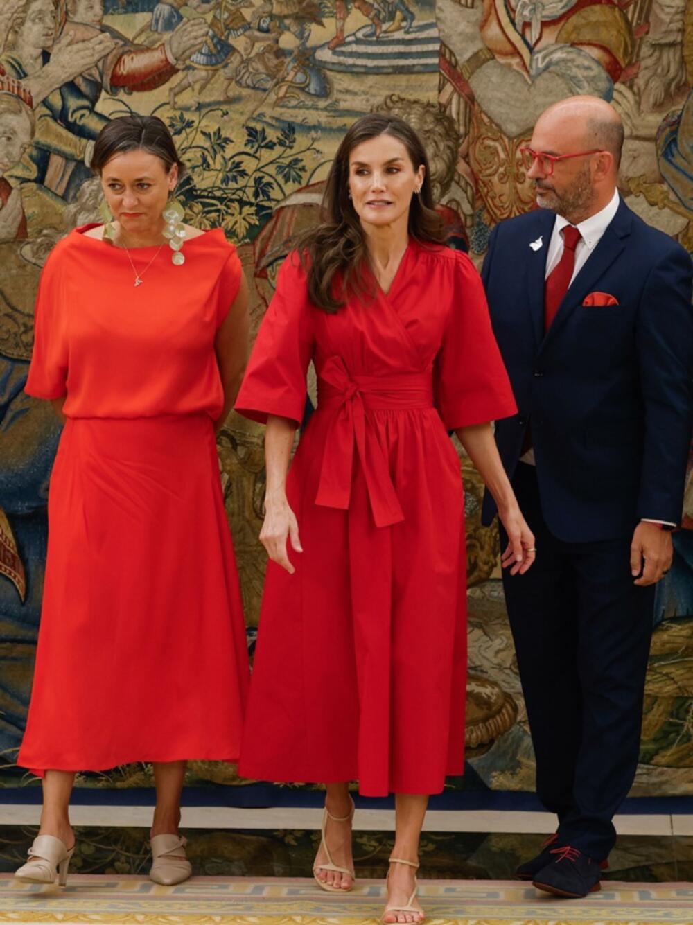 Kraljica Leticija od Španije u crvenoj & Other Stories kimono-haljini na preklop