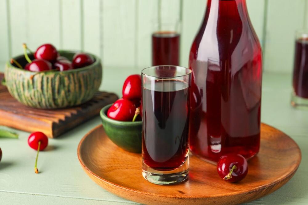 DOMAĆI SOK OD VIŠANJA NA DVA NAČINA - SA I BEZ ŠEĆERA 
