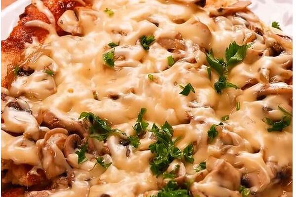 Nikada više nećete baciti ni parče: Najbolji recept za picu od starog hleba koja štedi i čini vas sitim satima