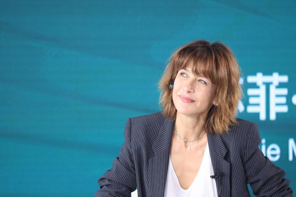 Sofi Marso s bob frizurom koja naglašava volumen kose