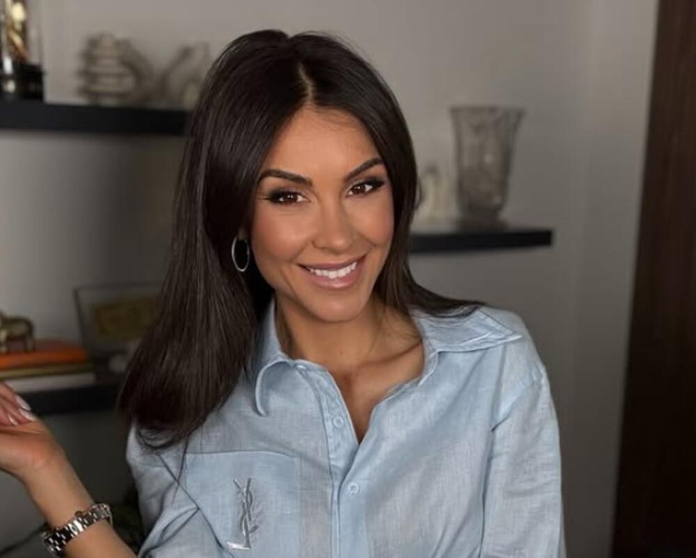 Dragana Mićalović u letnjoj košulji od lana u svetloplavoj boji