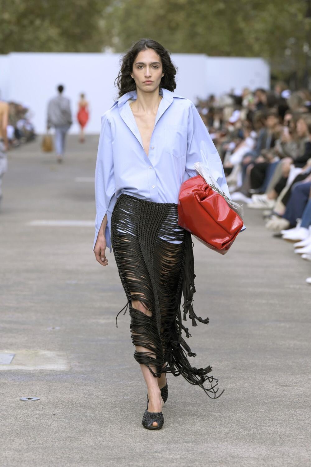 Svetloplava košulja u Stella McCartney SS25 kolekciji