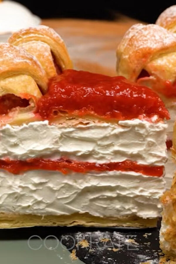 Najkremastija torta sa jagodama i lisnatim testom: Recept za preukusnu i sočnu poslasticu koja i izgleda FANTASTIČNO