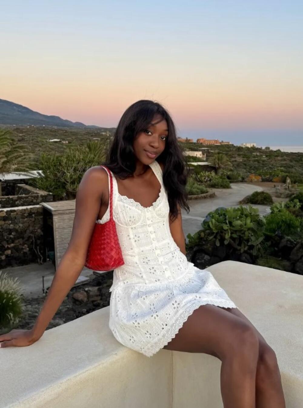 Broderie anglaise bela mini-hajina sa crvenom, pletenom torbicom