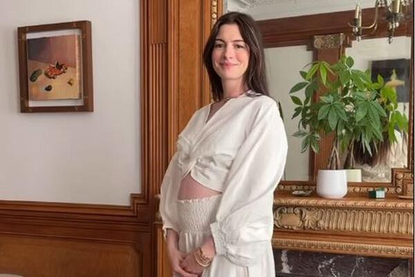 Trudnički stil En Hatavej je najlepša inspiracija za leto: Dva izdanja glumice u boji ljubavi su za čistu desetku