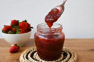 Kako napraviti EKSPRES DŽEM od jagoda za samo 5 minuta? Recept zbog kojeg će ostava biti dupke puna
