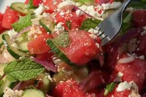 Brza salata gotova za 3 minuta &ndash; spas u vrelim letnjim danima: Recept za niskokaloričan i lagan obrok koji osvežava