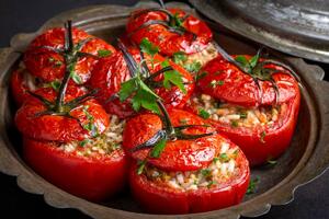 Recept za punjeni paradajz iz rerne: Ideja za lagan prilog uz ribu i meso ili samostalan letnji obrok