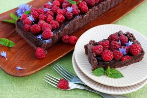 Kolač sa malinama koji se ne peče! Idealan recept za dane kad vam se jede nešto slatko, a ne želite da uključujete rernu
