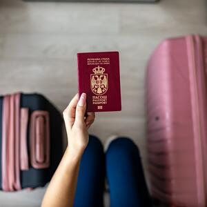 Objavljena je lista najmoćnijih pasoša na svetu za 2026. godinu &ndash; na kom mestu se nalazi Srbija?