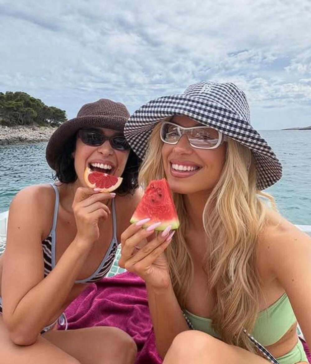 Dunja Jovanić i Sara Jo na letovanju