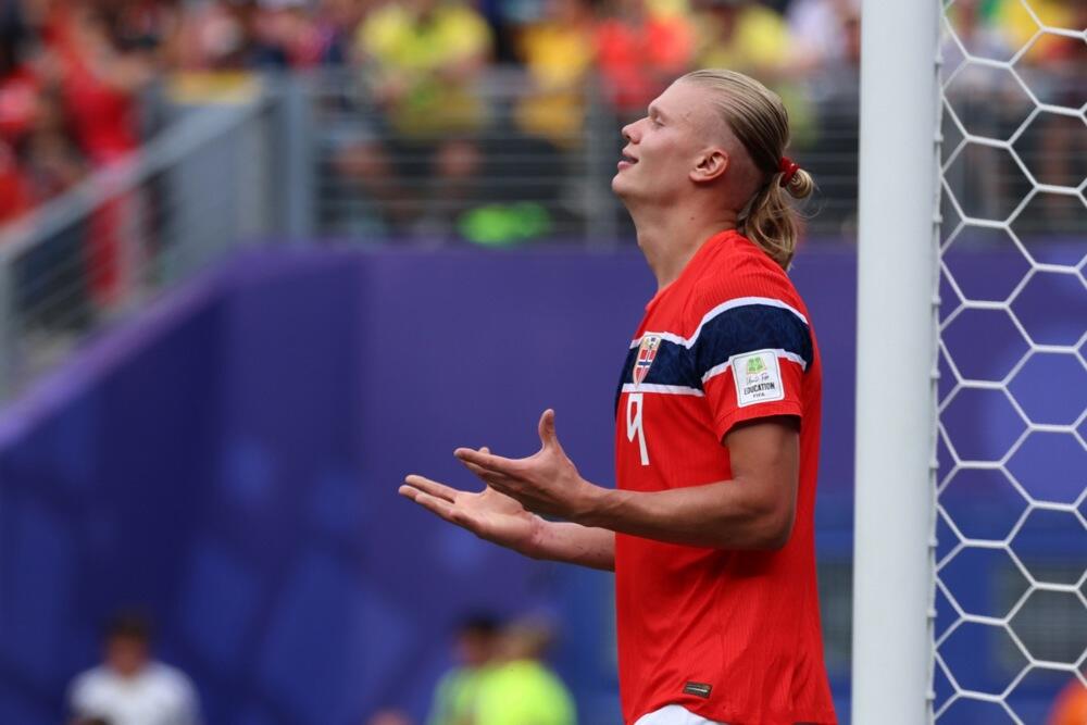 Erling Haland tokom meča Norveške protiv Brazila na Mundijalu