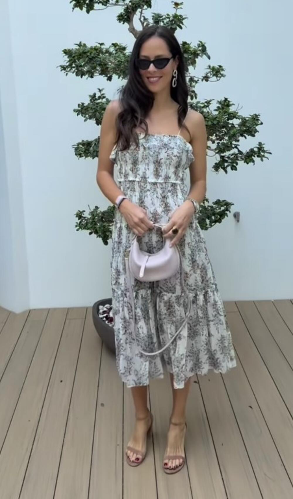Ana Ivanović u cvetnoj midi-haljini