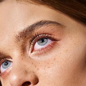 Lice izgleda mlađe, a trepavice gušće! Jedan potez ajlajnerom na mestu kog se nikad ne biste setili odmah otvara oči