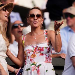 Donji deo haljine je letnja čarolija na delu! Jelena Đoković opet pokazala zašto joj na tribinama VImbldona nema ravne