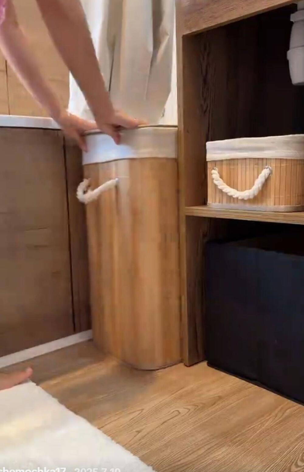 Jedan par je na TikToku pokazao kako je izveo "lažno renoviranje kupatila", lepeći nalepnice preko postojećih pločica