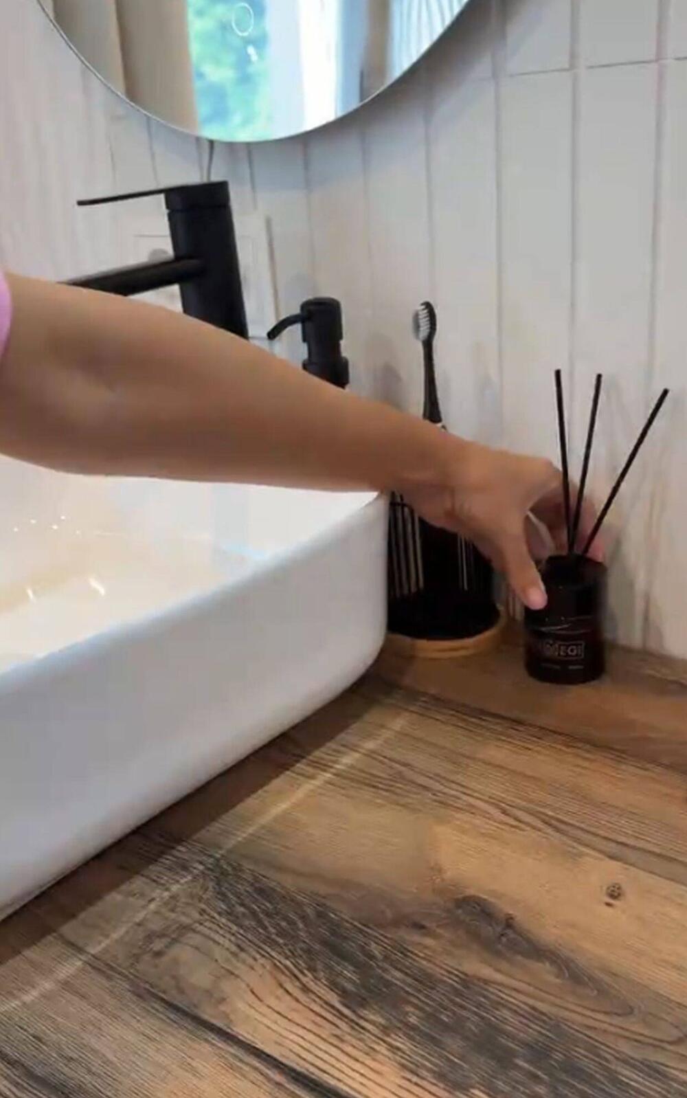 Jedan par je na TikToku pokazao kako je izveo "lažno renoviranje kupatila", lepeći nalepnice preko postojećih pločica