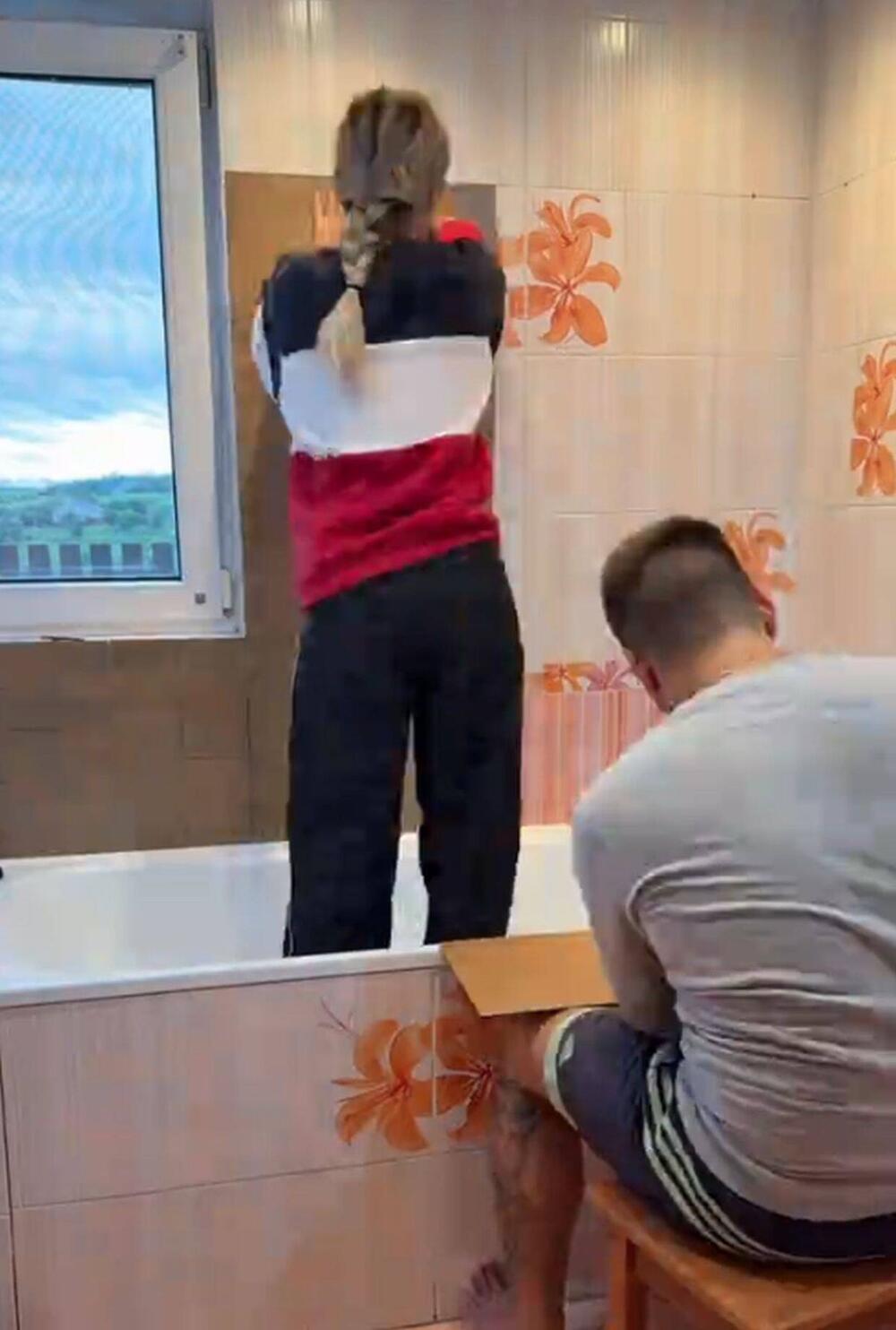 Jedan par je na TikToku pokazao kako je izveo "lažno renoviranje kupatila", lepeći nalepnice preko postojećih pločica
