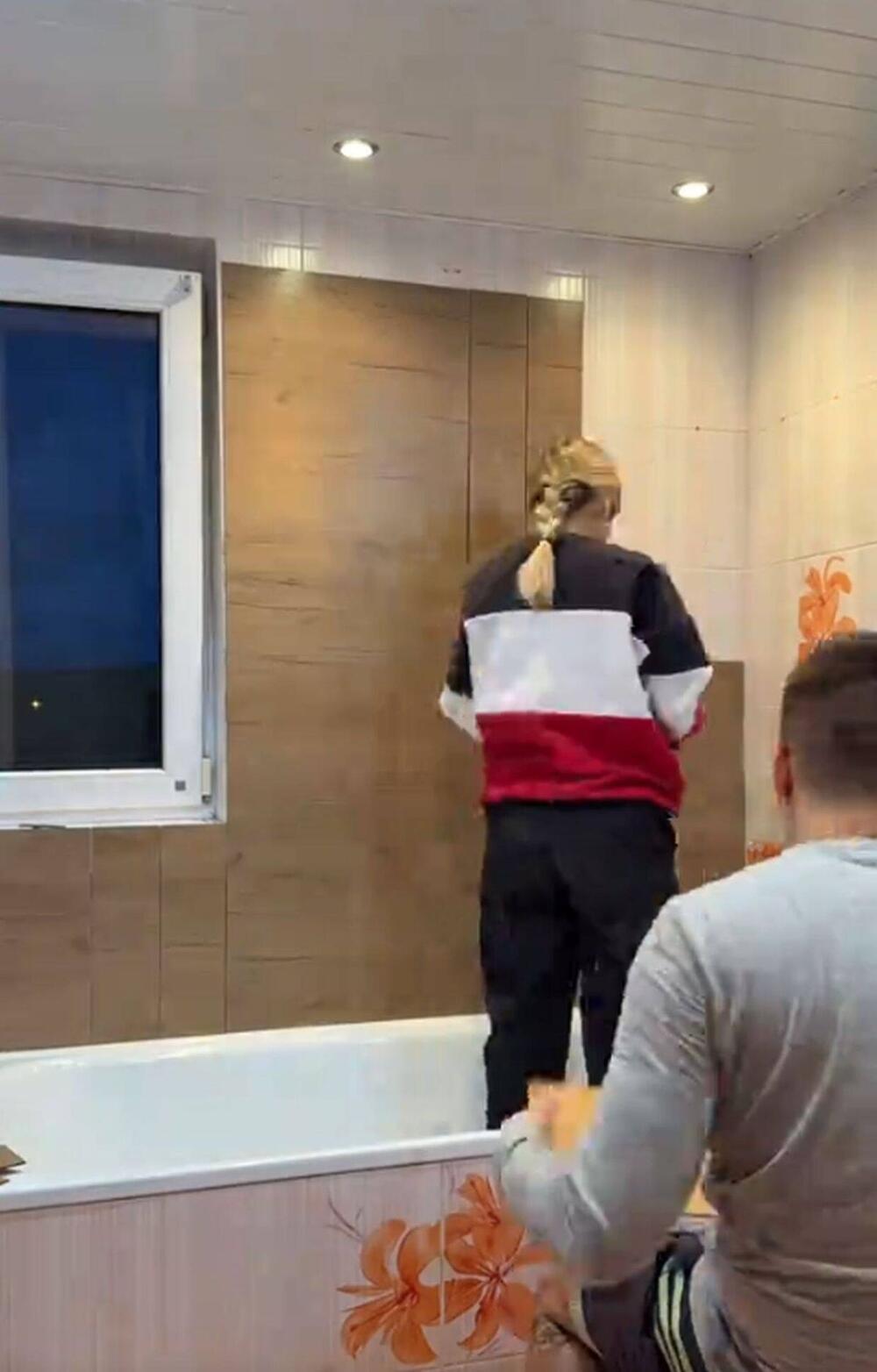 Jedan par je na TikToku pokazao kako je izveo "lažno renoviranje kupatila", lepeći nalepnice preko postojećih pločica